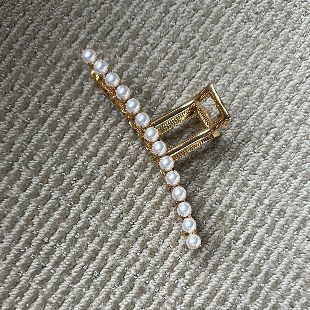 Never worn, hair clip with pearls
